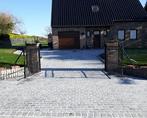 Example of a project using square sawn porphyry pavers.